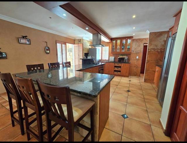 5 BEDROOM HOUSE FOR SALE IN GOLDEN MILE